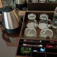 飲水2本、カフェ・ティーは無料、湯沸かし器あり