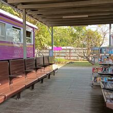 車両と車両の間にも座るスペースあり