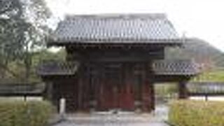 門だけがポツンとあるのも奇妙な風景です。