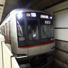 北参道駅に到着した東急5050系