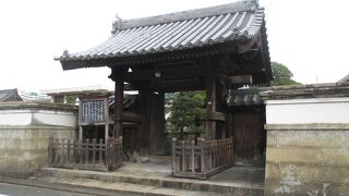 なかなか渋い感じの山門です。