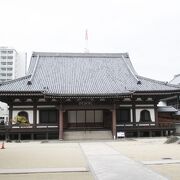 市街地の真ん中にある大きなお寺さんです。