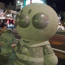 はりまや橋そばの石像