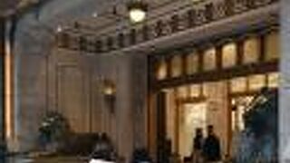 日本橋店は入口のライオンが2頭鎮座している