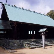 藩祖である松平定勝の神霊を祀るために建てた神社