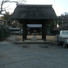 金剛寺の長い参道の奥に、茅葺の山門があります。静かな雰囲気