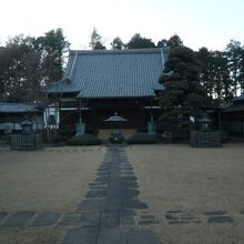 金剛寺の山門を入ると、本堂が見えます。参道が続きます。