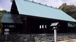 藩祖である松平定勝の神霊を祀るために建てた神社