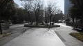 街中にありながら緑の多い落ち着ける公園