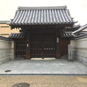 御笠川の川沿いにある寺院