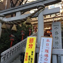 駅のすぐ隣です。