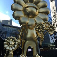 村上隆作のモニュメント