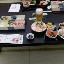 旬彩豊富なビュッフェと、食材の味を大切にした会席料理です。