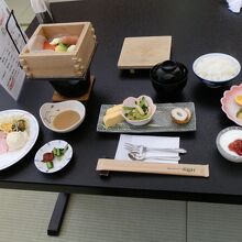 朝の散策が終わり、朝食です。