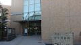 登呂遺跡から発掘された土器などが展示されています