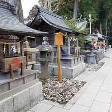 社殿南側に並ぶ境内社も趣きがありました。