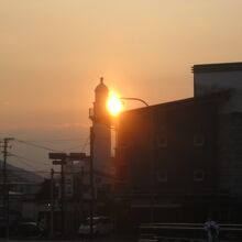 萩橋から夕刻の景観としては、萩心海灯台の夕陽がお勧め！