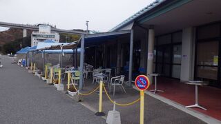 海に面した多々羅大橋の見える道の駅