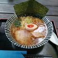 野外テーブルでお不動様の隣りで和風ラーメン