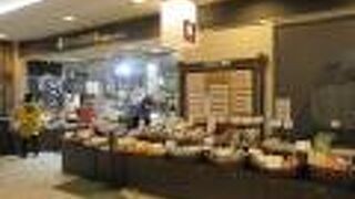 店頭には新鮮な野菜や果物も並んでいます