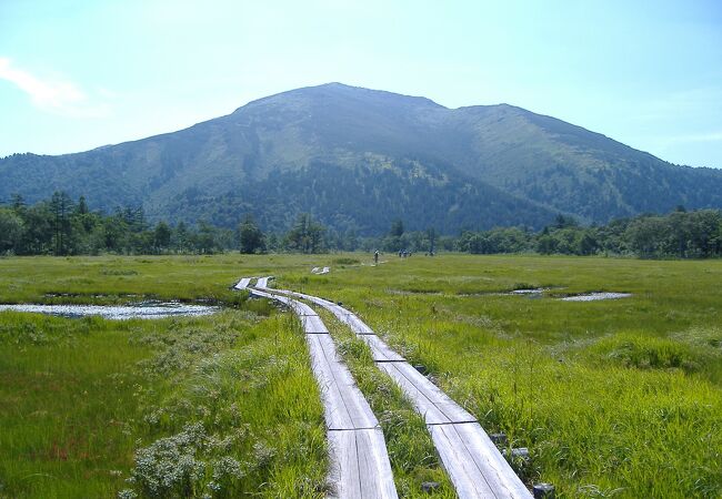 尾瀬ガ原の西端にある、東の燧ヶ岳とともに尾瀬を代表する名山です。