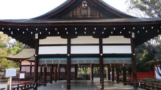 下鴨神社の境内の御手洗川の上に建っています