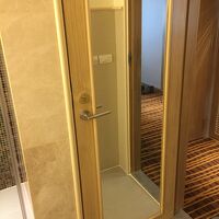 この扉の後ろにトイレがあり、この扉がバスルームの扉となります