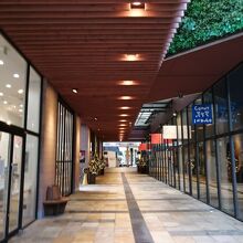 左右にお店が並びます