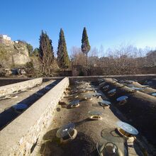 現在は天井の空気孔は雨除けが配されています