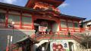 提灯が印象的な朱塗りの門