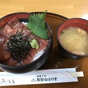 那智山観光の帰りに生まぐろ丼を食べました。