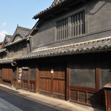 黒漆喰がひときわ重厚だ