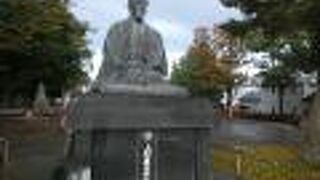 名君、二つの像、気持ちは分かるけど