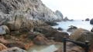 海岸沿いのあるまさに露天風呂
