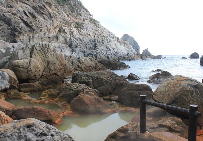 海岸沿いのあるまさに露天風呂