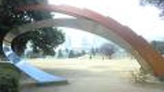 リマちゃんと握手の像の隣に