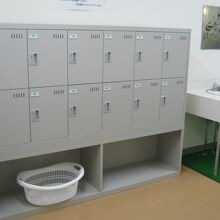 脱衣籠は使用者分しか置かれないので、すっきりした印象ですね。