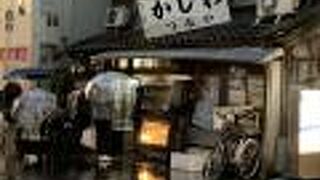 雨の中でも大行列ができる人気のお店