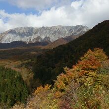 鍵掛峠から見る、大山南壁と紅葉。