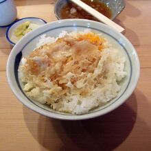 お茶・漬物に続き、たまごの天ぷらが載ったごはん登場