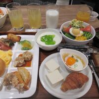 朝食バイキングは、席の間隔が取られています。