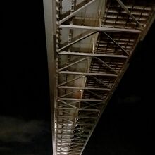 横浜ベイブリッジの真下