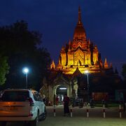夜はライトアップされる：ゴドーパリィン寺院