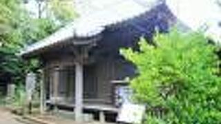 長い階段を上がった丘の上にあります。