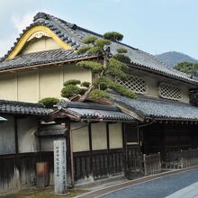 妻側の唐破風、むくりが目を引く