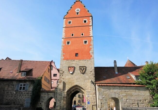 ディンケルスビュール：ヴェルニッツ門の市外側の壁に「鷲の紋章」と「町の紋章」が誇り高く並んでいる。