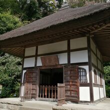 重厚な土台の上に建つ