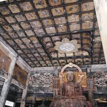 天井に絵が描かれている