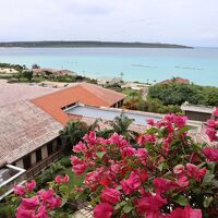 目の前は与那覇前浜ビーチ