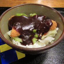 ドミグラスソースカツ丼。カードと比べると小さな丼です